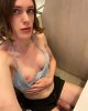 Qui veut sucer cette t-girl de Dax en public