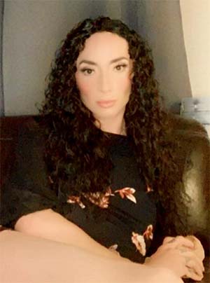 Bordelaise transex s’assoit sur sa grosse bite
