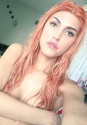 Paris : Transgenre garce aux cheveux oranges