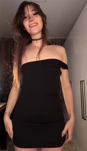 Transsexuelle normande dans la petite robe noire