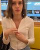 TGirl montre nichons et bite au restaurant