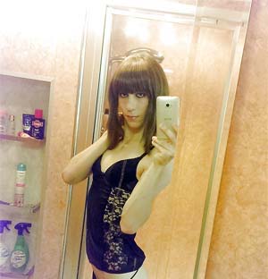 Trans à petite bite performante de Bordeaux - Photo non censurée