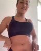 Trans dans legging moulant et débordant